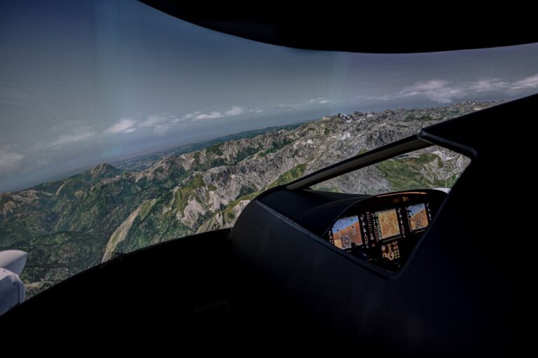ENTROL vende un simulador de vuelo en-1000x FNPT II a ZONDA