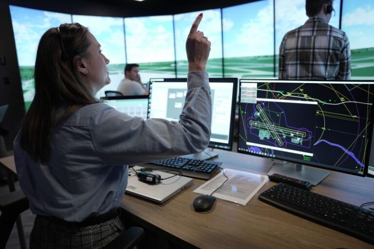 CAE y NAV CANADA inauguran su primer centro de formación en servicios de tránsito aéreo